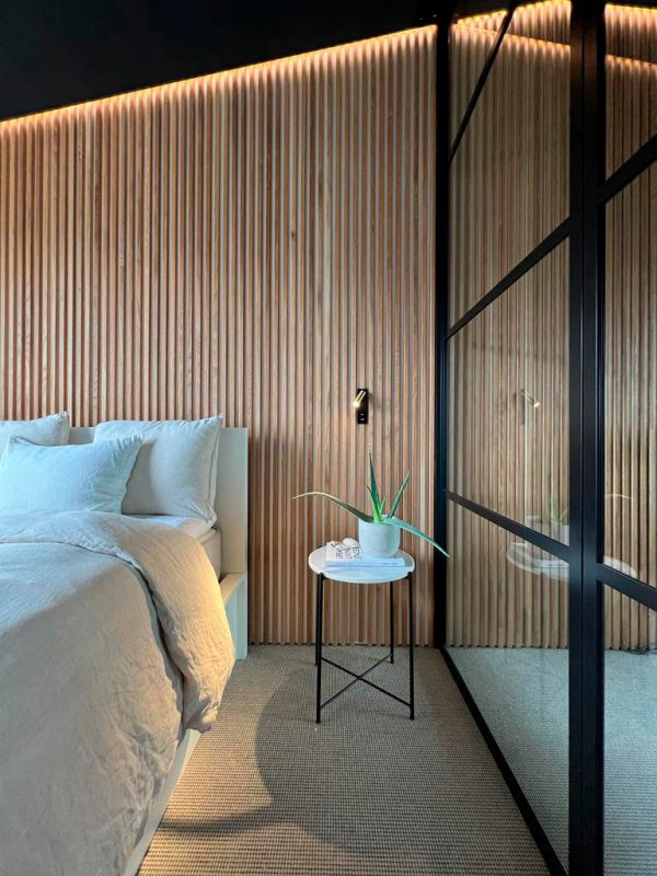 LED-nauha makuuhuoneessa – moderni valaistus vinokattoon ja rauhallinen sisustus.