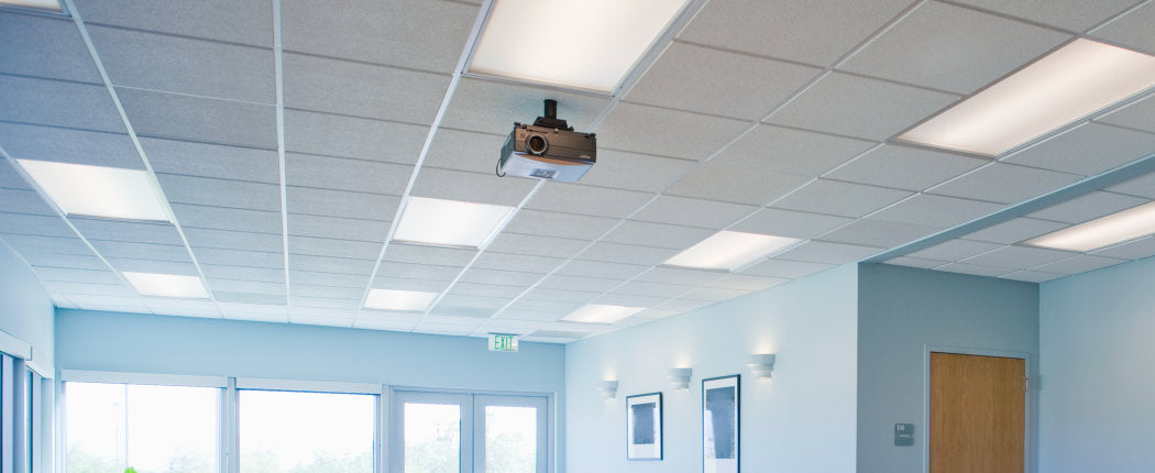 Kokoustilan valaistus LED-paneeleilla