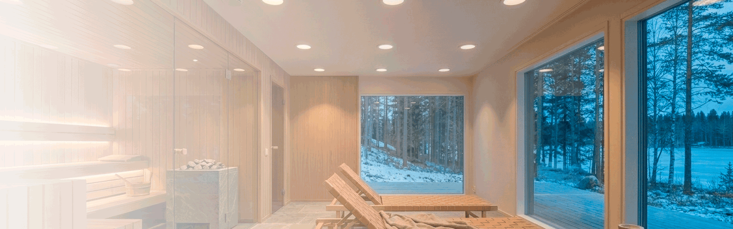 Saunaosasto, jossa LED-alasvalot sekä epäsuora valo LED-nauhoilla