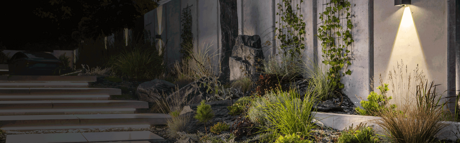 Led-valaistus ulkona portaissa sekä rakennuksen seinällä