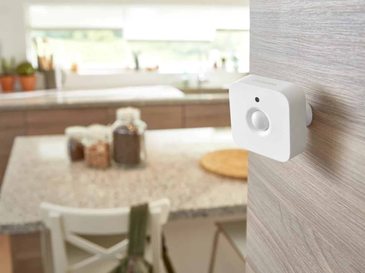 Philips Hue liiketunnistin seinällä modernissa keittiössä, automaattinen valaistus liikkeen mukaan.