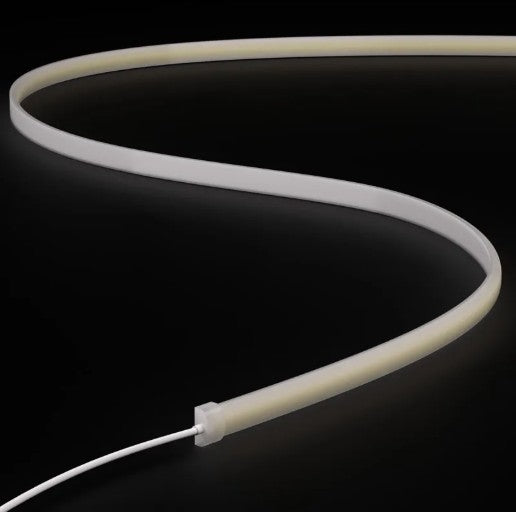 PISTEETÖN SAUNA LED-valonauha 2700K kaareva LED-valonauha mustalla taustalla, joka on suunniteltu saunaan.