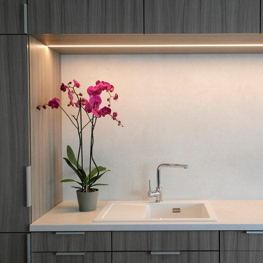 SUORA-UPPO12-led-profiili-keittiön-välitilassa