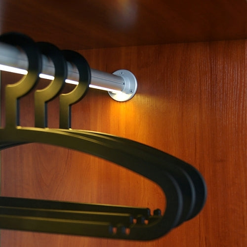 TANKO20-led-profiili vaatekaappiin-valaistu-vaatetanko (2)