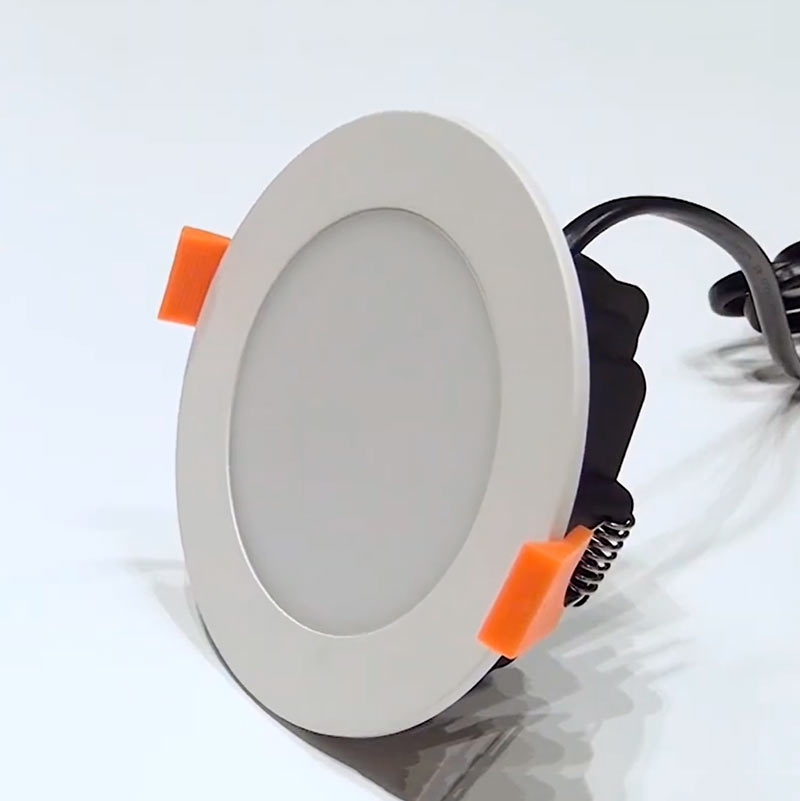 kajo-01-led-valaisin-pöydällä