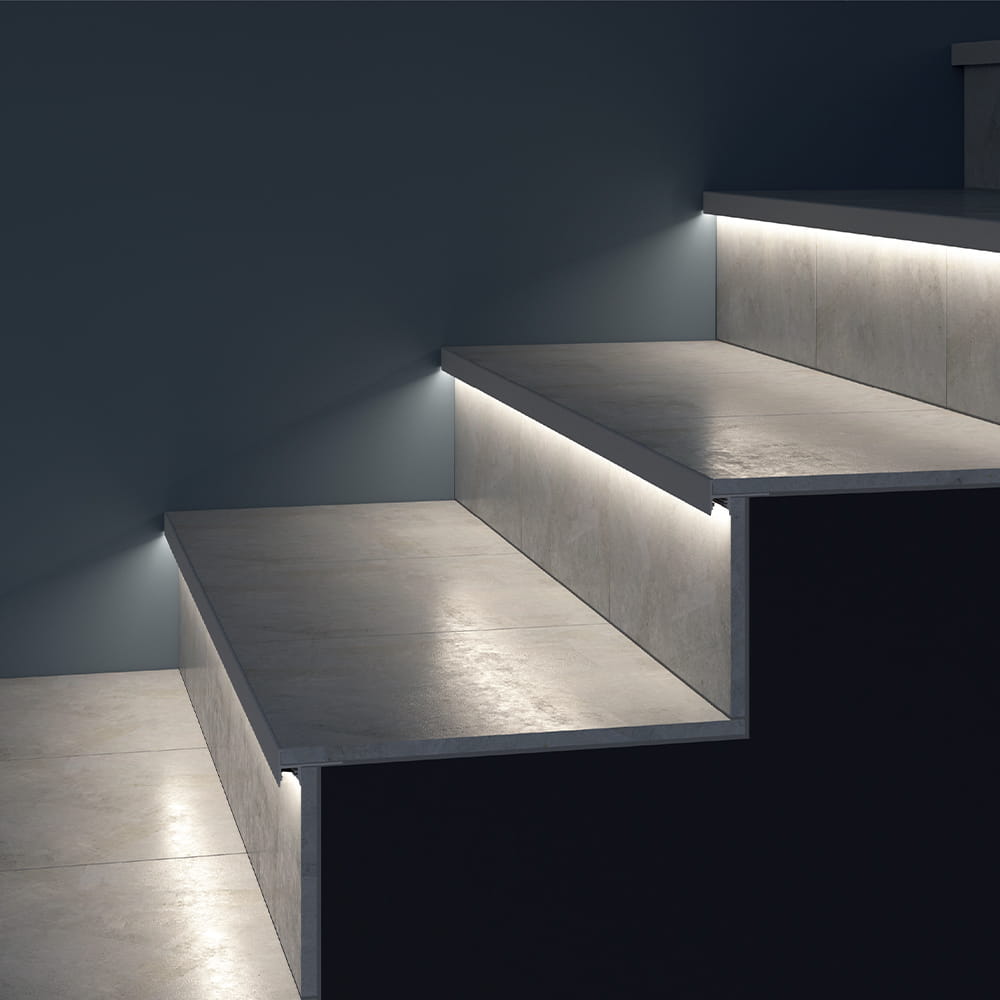 porras10-LAATTA-led-profiili-laatoitetuille-portaille-asennettuna