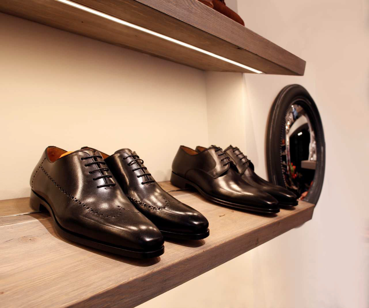 upotettava-led-alumiinilista-myymalassa