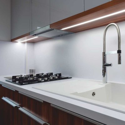 ura10-led-profiili-keittiön-välitilassa