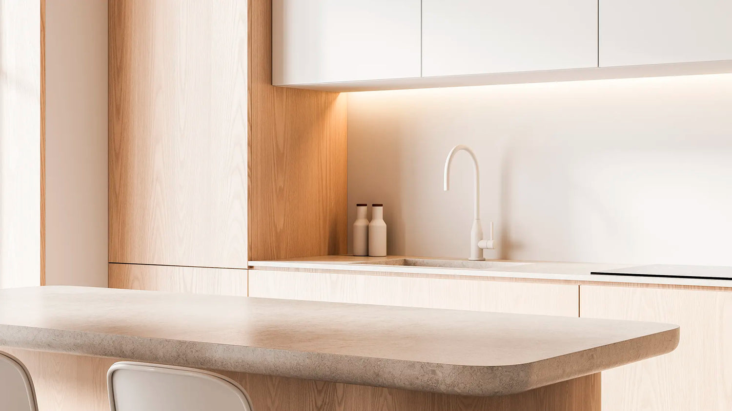 Keittiön LED-valaistus modernissa keittiössä vaalealla puupinnalla ja minimalistisella suunnittelulla.