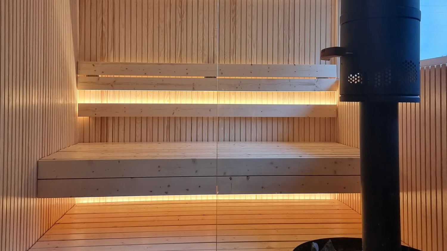 Saunan valaistus LED-nauhalla lattian ja katon rajassa