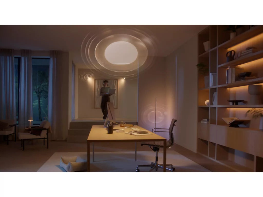 Philips Hue Bridge Pro valaiseena modernissa työtilassa, jossa on älyvalaistusta ja rauhoittava tunnelma.