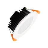himmennettävä LED-alasvalo 8W, jossa oranssit kiinnikkeet ja valkoinen kehys.