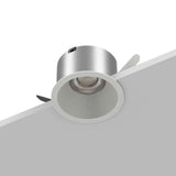 ZIGBEE LED-alasvalo SÄIHKE-01 asennettuna kattoon, valkoinen muotoilu ja tehokas valaistus.