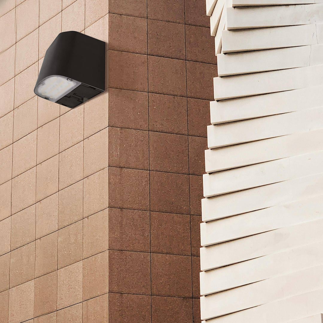 LUMO 8W SVART LED-vägglampa nedåtriktad 3000K/4000K med sockel, 800lm IP44