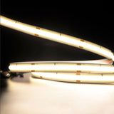 Pisteetön COB LED-valonauha valoa säästävässä ympäristössä, jossa näkyy LED-nauhan tasainen valaistus.
