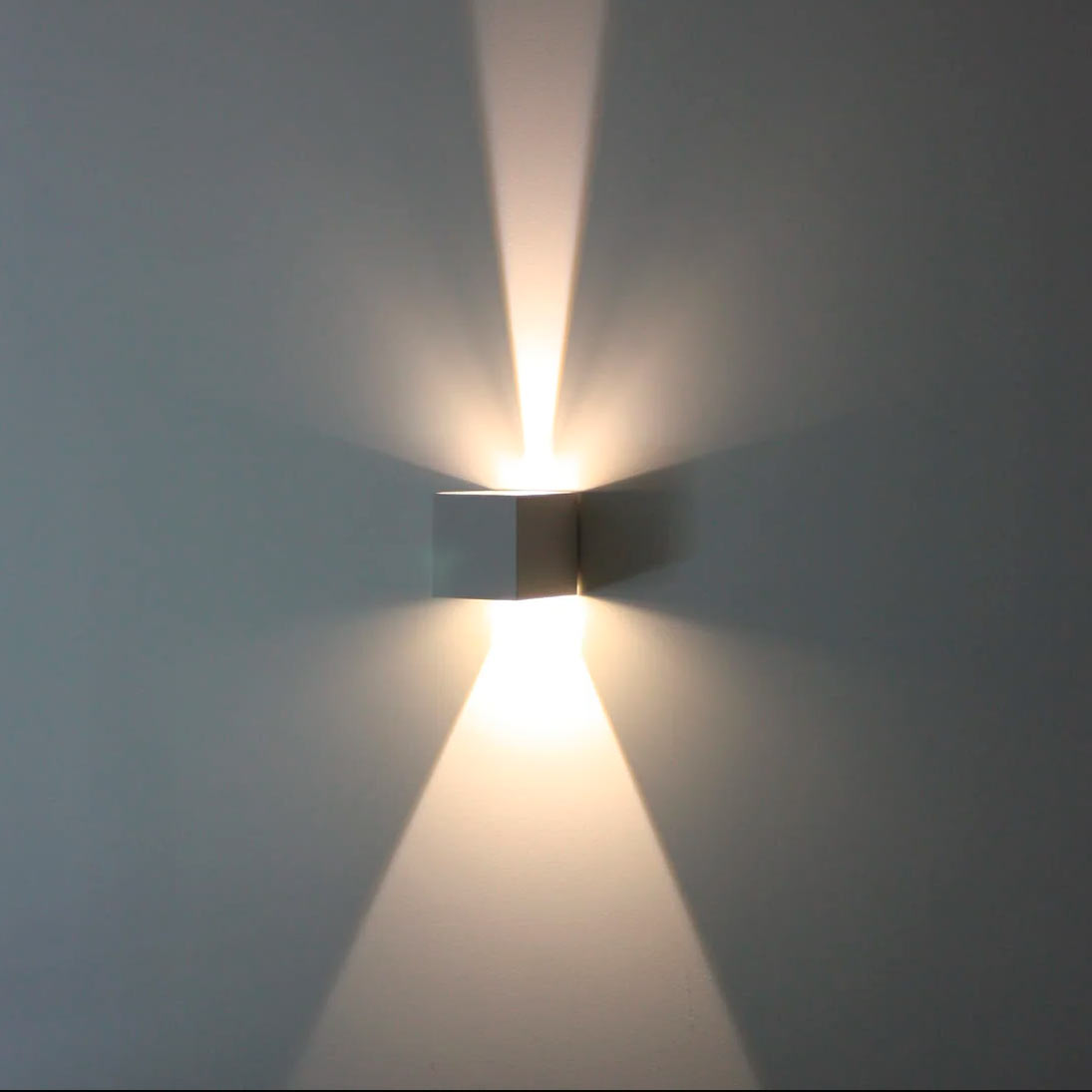 led-seinävalaisin-valkoinen