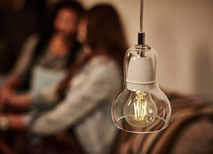 E27 2700K LED-lamppu Philips DECO tyylikkäänä valonlähteenä varjostinvalaisimessa.