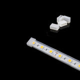 Saunan laudevalaistuspaketti 2700K LED-nauha ja liittimet mustalla taustalla.