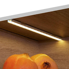 Keittiön LED-valaistuspaketti, COB-nauha valaisee yläkaapissa appelsiinin väriset hedelmät.